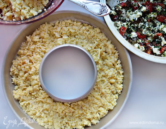 Форму для запекания смажьте сливочным маслом и выложите половину пшенной каши.