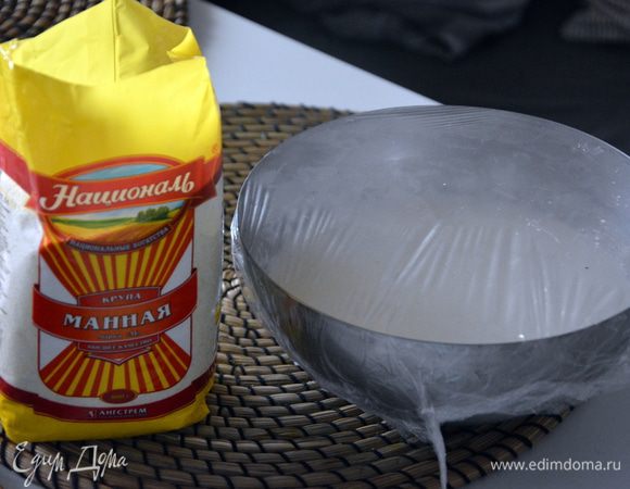 Перелить тесто в миску, накрыть пищевой пленкой и убрать в теплое место на 7 — 10 минут.