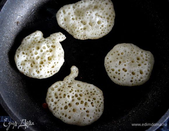 Слегка смазать сковороду растительным маслом. Жарить на хорошо разогретой сковороде (только с одной стороны) до тех пор, пока не прожарится верх. Выложить готовые блинчики в один слой на полотенце или разделочную доску, т.к. горячие они прилипают друг к другу. Если блины получились толстыми, то можно в тесто добавить немного теплой воды (я добавляла примерно 30 мл).