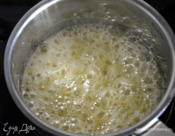 Готовим соус: растопить масло и влить мед, все перемешать и довести смесь до кипения.