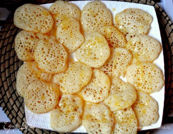 Угощаться блинчиками, макая их в медовый соус. 
Пальчики оближешь!