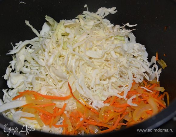 Лук и морковь режем соломкой и пассеруем в мультиварке на растительном масле в режиме «жарка». К ним же добавляем капусту.