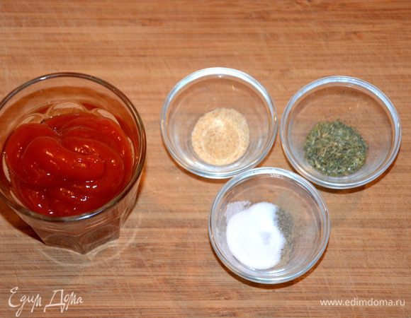 Приготовим специи: чеснок, петрушка, соль, перец, кетчуп (у меня heinz).