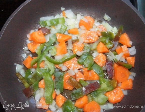 В сковороде разогреть растительное масло. Пассеровать лук, морковь и перец болгарский около 5 — 7 минут.
