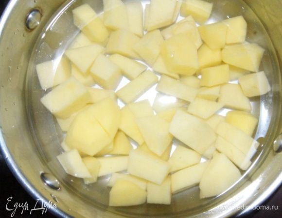 Картофель залить водой и поставить варить.