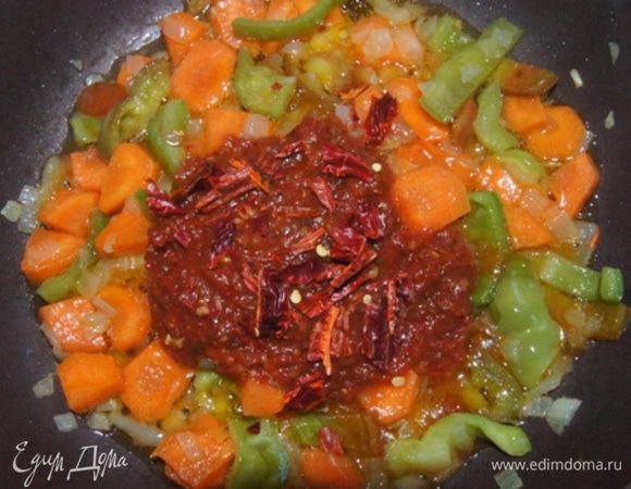 К овощам добавтить томатную пасту и чили. Можно вместо сухого взять свежий перец. Готовить 5 минут.