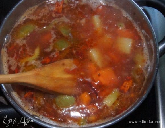 Острые овощи с томатом добавить к закипевшему картофелю. Посолить. Варить до готовности на среднем огне 15 минут.
За 5 минут до готовности добавить измельченный чеснок и отваренный нут. Дать супу настояться минут 10 и подавать.