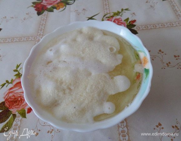 В чашку к манной крупе добавляем теплую воду, сахар, ванилин и растительное масло. Хорошо перемешиваем и оставляем на 1 час.