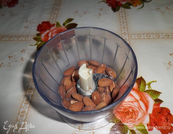 В чашу блендера выкладываем миндаль (обжаренный, с морской солью).