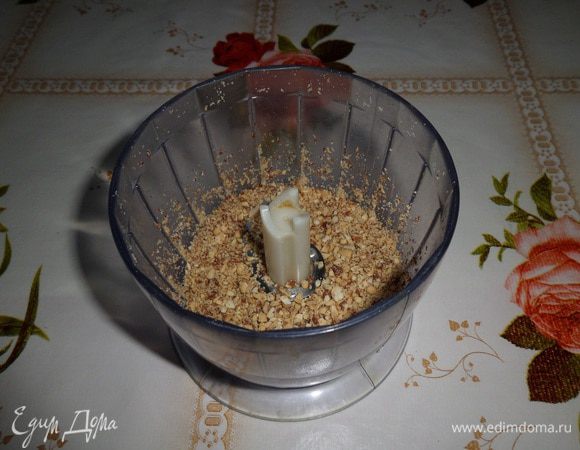 Измельчаем миндаль.