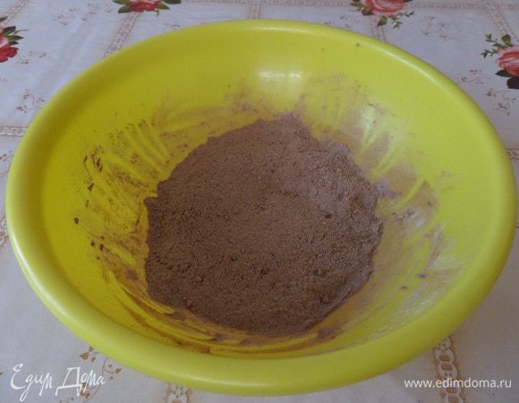 Перемешиваем ложкой сухие ингредиенты.