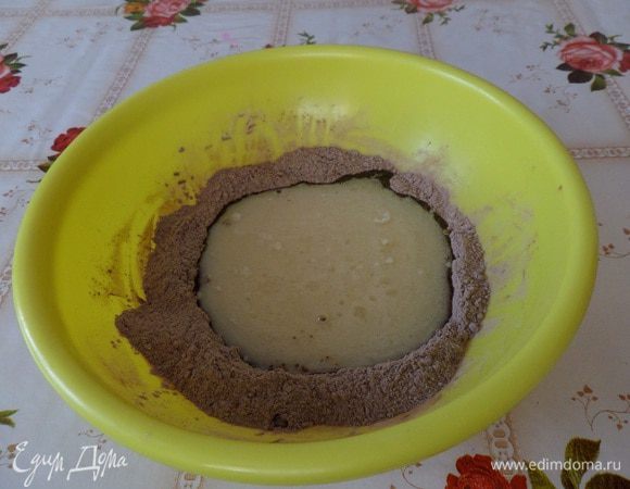 В чашу к сухим ингредиентам добавляем набухшую манную крупу.