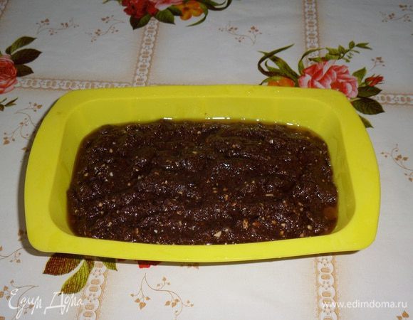 Выкладываем тесто в силиконовую форму, предварительно смочив ее водой.