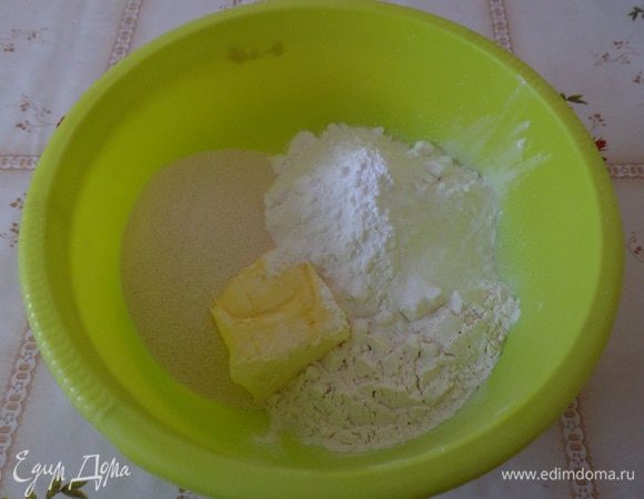 В чашку просеиваем муку. Добавляем сахарную пудру, разрыхлитель, ванилин, манную крупу ТМ «Националь» и сливочное масло.