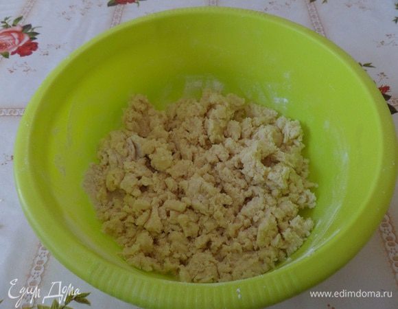 Перетираем ингредиенты в чашке до состояния крупной крошки.
