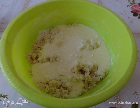 В чашку к тесту-крошке добавляем яично-творожную массу. Перемешиваем.