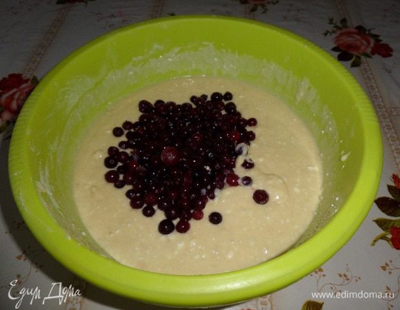 Добавляем клюкву, отложив немного для украшения. Аккуратно перемешиваем.