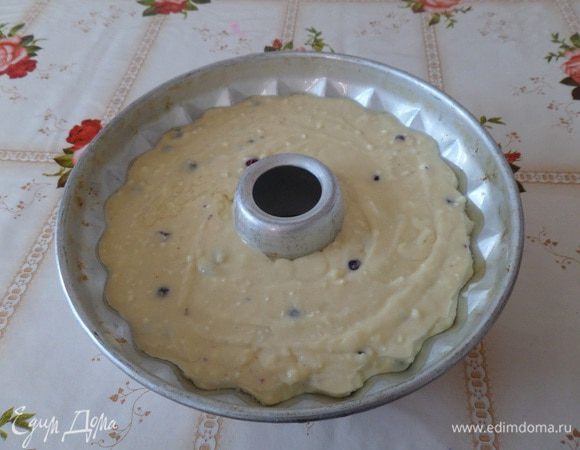 Выкладываем тесто в смазанную маслом форму. Ставим форму в разогретую духовку.