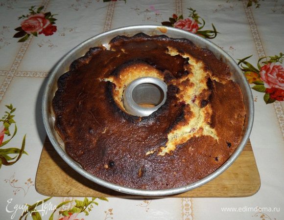 Выпекаем 50 — 60 минут при 180°С. Готовность проверяем сухой лучиной. (Ориентируйтесь на свою духовку).