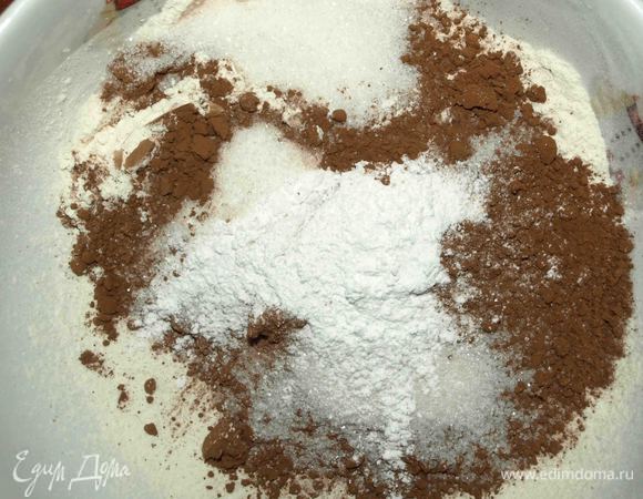 Муку просеять, добавить разрыхлитель, сахар, соль, какао, ванильный сахар. 