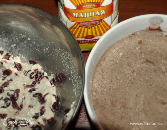 С клюквы слить воду, отжать и соединить с набухшей манной крупой, сухие ингредиенты смешать.