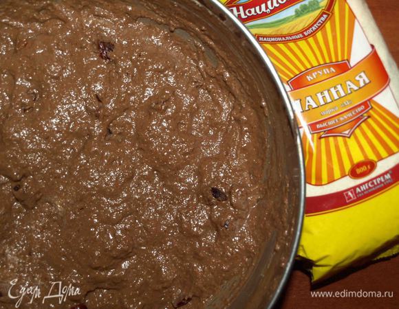 Соединить манно-клюквенную смесь с мучной. Добавить растительное масло и оставшуюся воду. Хорошо перемешать. Тесто должно получится по консистенции, как сметана.