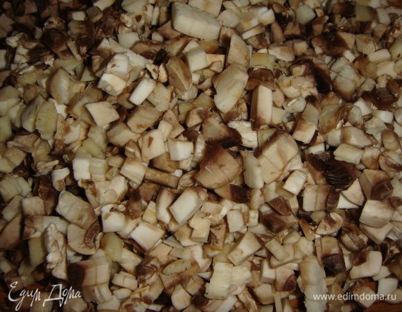 Грибы мелко нарезать.