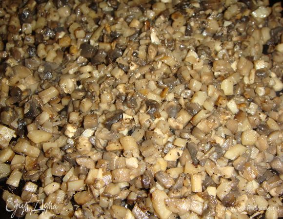 Обжарить на подсолнечном масле, посолить, поперчить по вкусу.