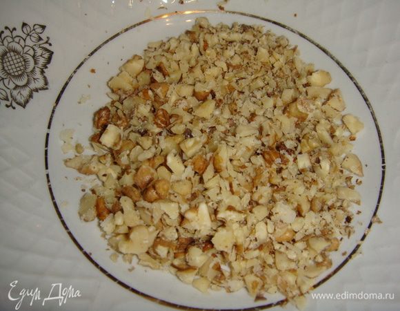 Грецкие орехи порубить ножом, добавить к остывшим грибам и перемешать.