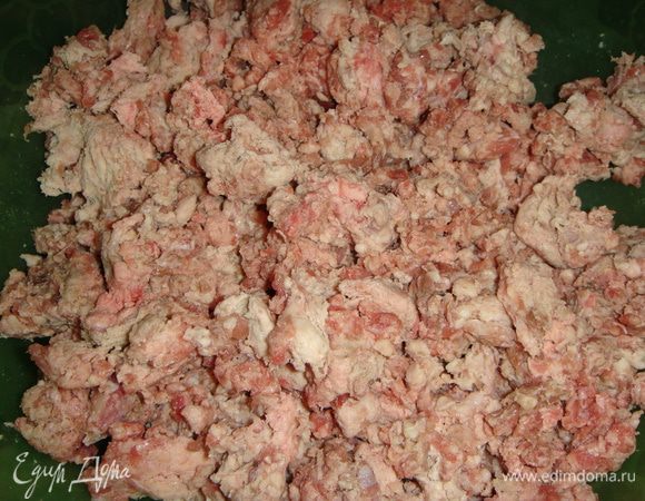 Фарш выложить в миску.