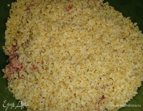 Булгур за 2 часа напитался водой. Лишнюю воду слить. Булгур добавить к фаршу.