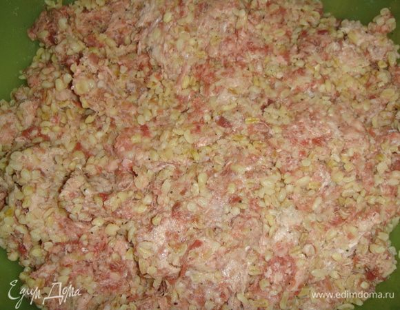 Посолить, поперчить по вкусу и перемешать.