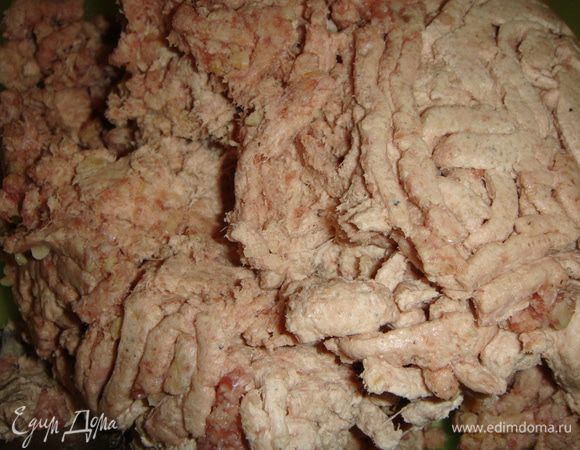 Пропустить фарш через мясорубку. Если фарш получился слишком сухой, добавьте немного водички и перемешайте.
