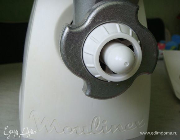 Устанавливаем в мясорубку насадку для кеббе и пропускаем через нее фарш. Отделять фарш пальцами. Если такой нет, можно лепить руками и делать внутри отверстие для начинки пальцем.