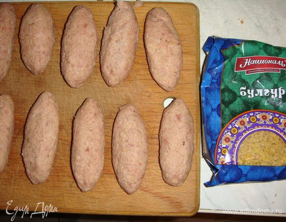 Ставим рядом с собой миску с водой и смачиваем в ней руки. Начиняем начинкой мясные трубочки и защипываем края. Прокатываем кеббе между ладонями, чтобы утрамбовать фарш. 