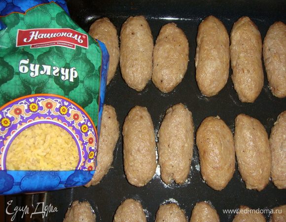 Выкладываем кеббе на противень, смазанный подсолнечным маслом, и отправляем в разогретую до 200°С духовку на 20 минут. Чеснок пропустить через пресс и смешать с майонезом, немного поперчить.