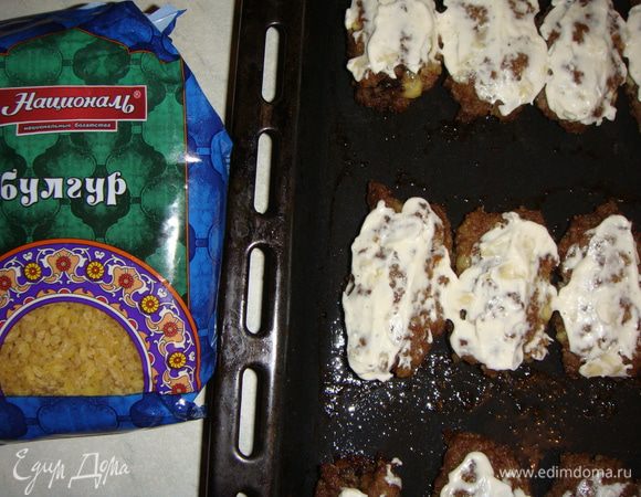 Через 20 минут смазать кеббе чесночно-майонезным соусом и запекать еще 10 минут.