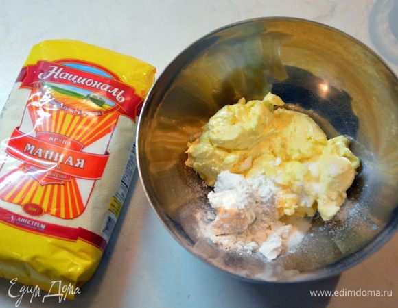 Размягченное сливочное масло смешиваем с сахарной пудрой и солью.