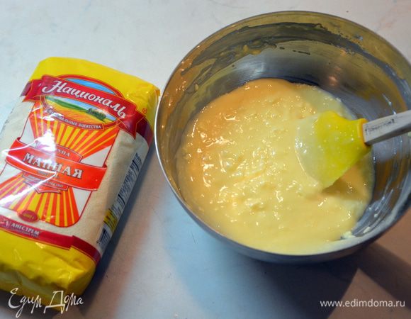 Вливаем подсолнечное масло и еще раз перемешиваем.