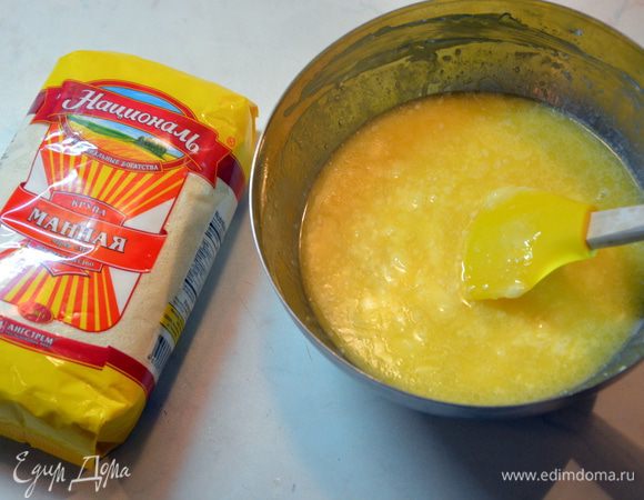 Вливаем теплое молоко и снова смешиваем. Масса будет неоднородной.