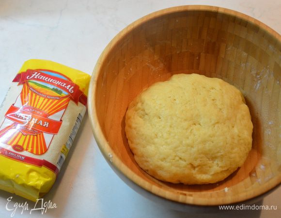 Замесить мягкое эластичное тесто, добавляя муку небольшими порциями. У меня ушло 540 г муки, но у всех мука разная, ориентируйтесь на свойства вашей муки. Выложить тесто в глубокую миску, накрыть пищевой пленкой и убрать в теплое место на 2 часа. 