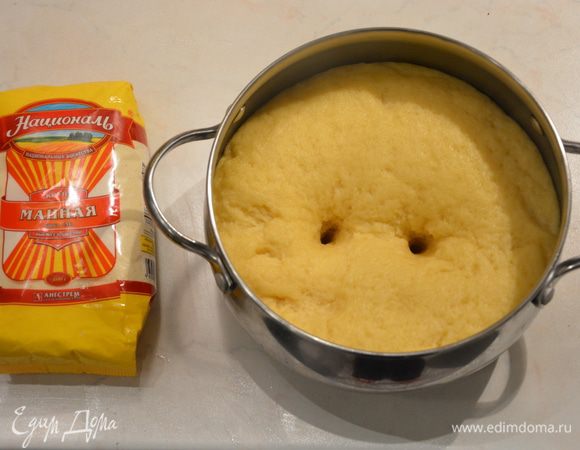 Обмять подошедшее тесто. Снова накрыть тесто пищевой пленкой и убрать в холодильник на ночь.