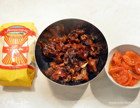 Приготовим начинку.
Удалить косточки у фиников, курагу помыть и замочить в воде (на ночь). 