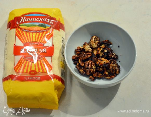 Орехи обжарить.