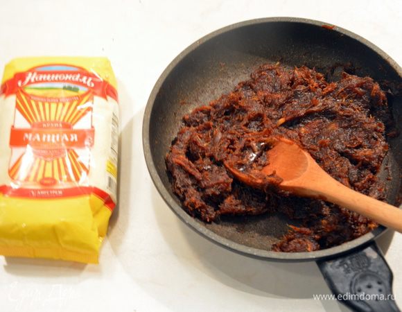 Высыпаем финики на сухую сковороду и готовим 10 — 15 минут на слабом огне. Как только финики станут мягкими и начнут прилипать к сковороде, добавляем воду и перемешиваем. Должна получиться однородная масса. Массу немного охладить.