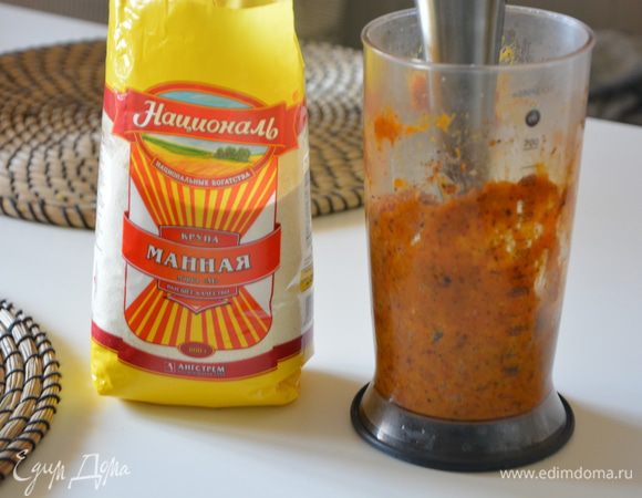 В чаше блендера взбить курагу и орехи.