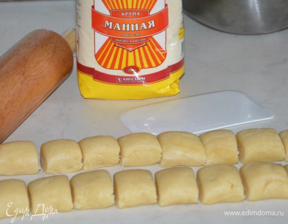 Достать тесто из холодильника, обмять и дать отогреться. Где-то 2/3 теста скатать колбаской и разрезать на маленькие куски. Можно просто отщипывать от большого куска теста.