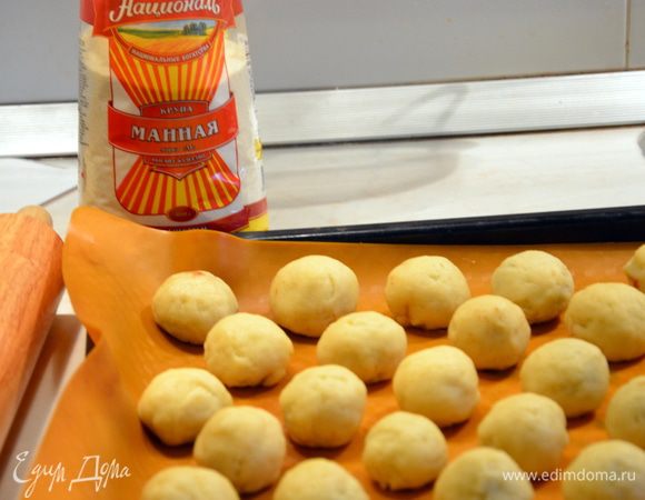 Тесто защипываем и скатываем в шарики.