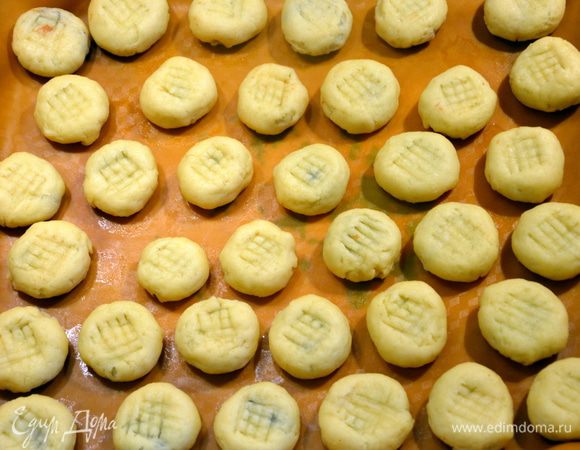 В арабских странах есть специальные формочки для украшения этого печенья. Если таковой нет, то можно надавить следы вилкой крест-накрест. 