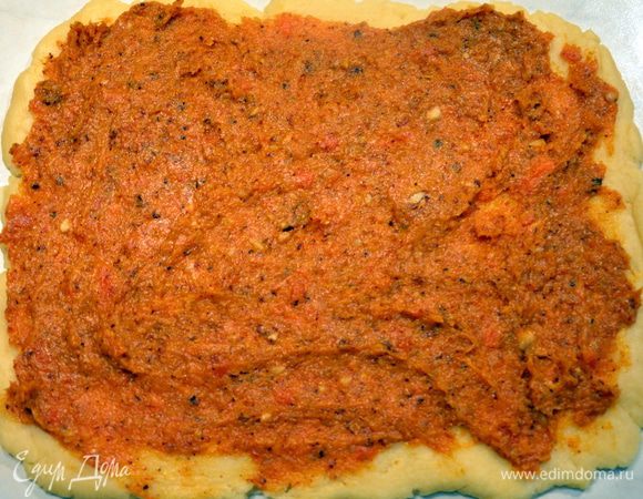 Другую часть теста раскатать в пласт, смазать ореховой начинкой.